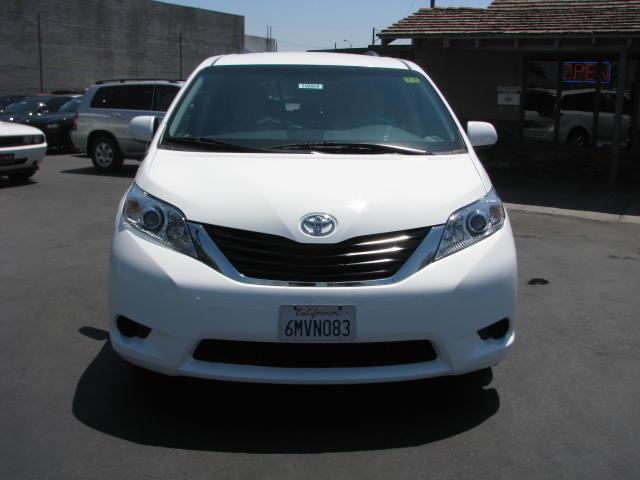 Toyota Sienna 2011 photo 4