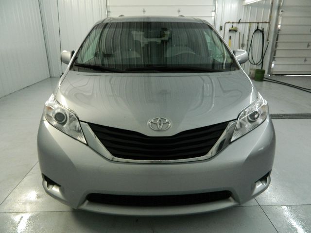 Toyota Sienna 2011 photo 1