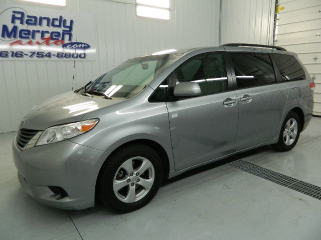 Toyota Sienna 2011 photo 2