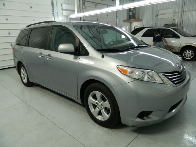 Toyota Sienna 2011 photo 3