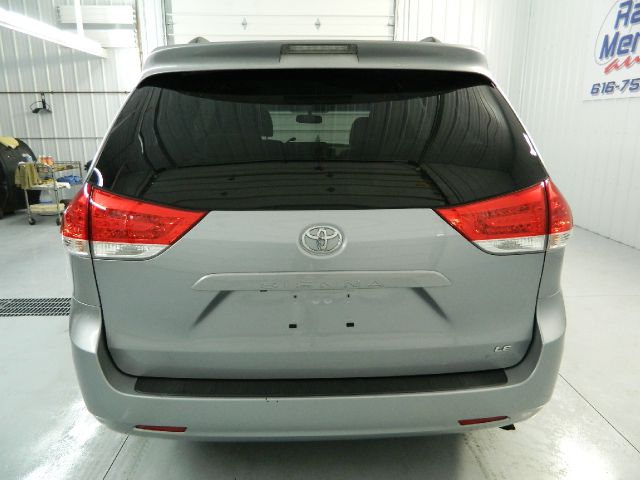 Toyota Sienna 2011 photo 4