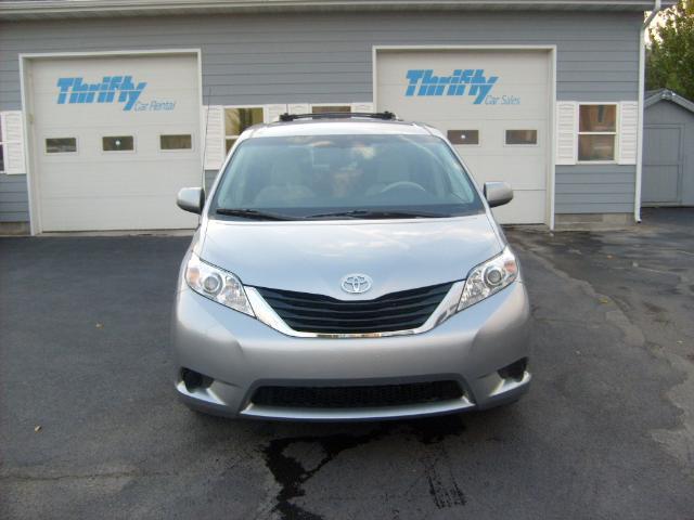 Toyota Sienna 2011 photo 1