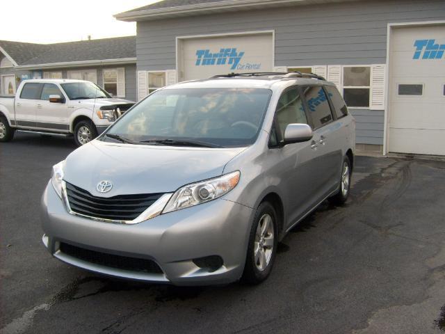 Toyota Sienna 2011 photo 2