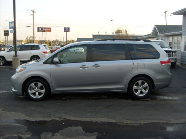 Toyota Sienna 2011 photo 3