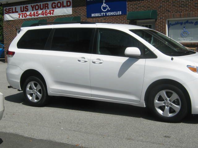 Toyota Sienna 2011 photo 4