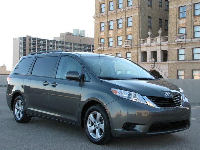 Toyota Sienna 2011 photo 1