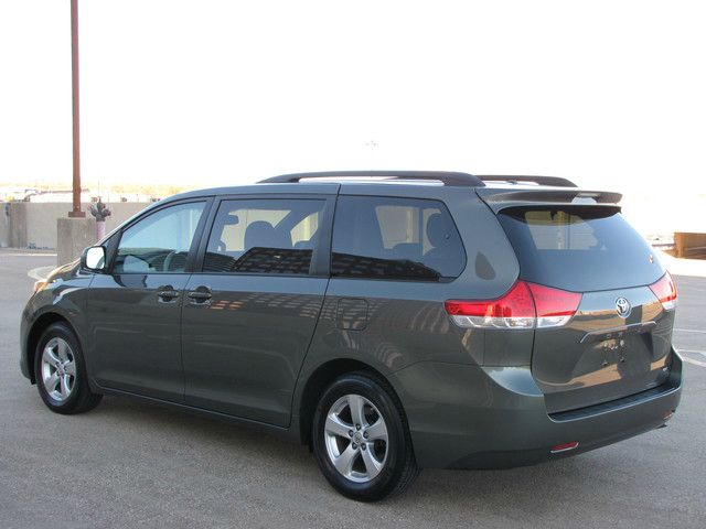 Toyota Sienna 2011 photo 2