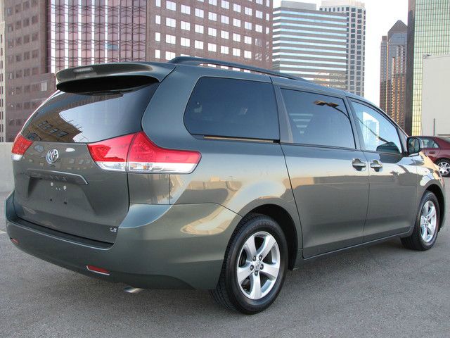 Toyota Sienna 2011 photo 3