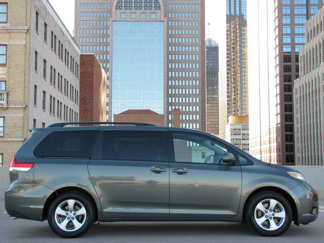 Toyota Sienna 2011 photo 4