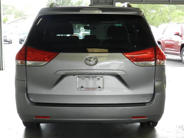 Toyota Sienna 2011 photo 1