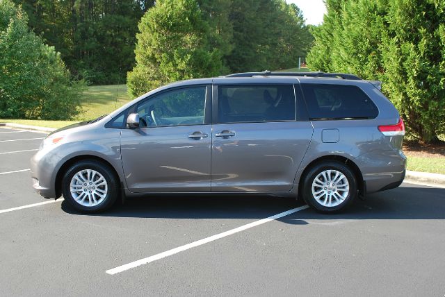 Toyota Sienna 2011 photo 2