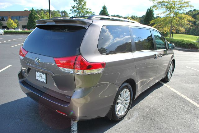 Toyota Sienna 2011 photo 4