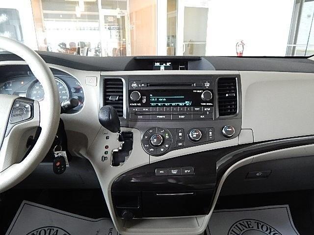 Toyota Sienna 2011 photo 14