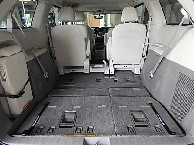 Toyota Sienna 2011 photo 16