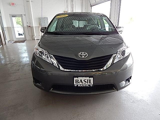 Toyota Sienna 2011 photo 18