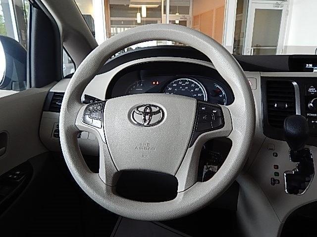 Toyota Sienna 2011 photo 19