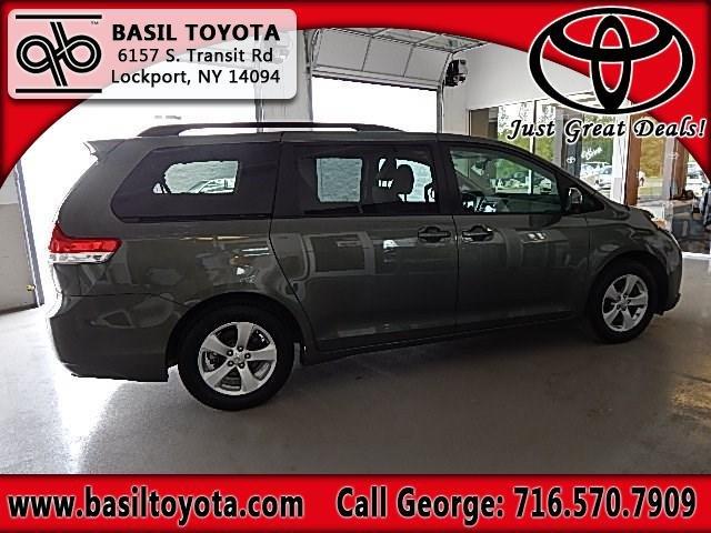 Toyota Sienna 2011 photo 6