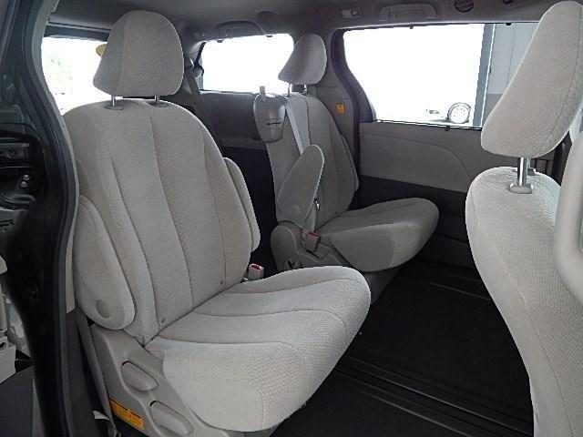 Toyota Sienna 2011 photo 9