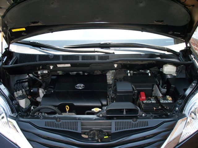 Toyota Sienna 2011 photo 11