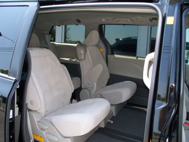 Toyota Sienna 2011 photo 2