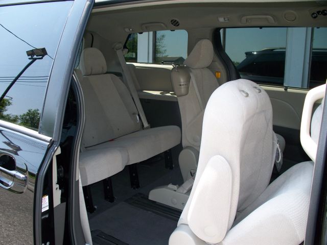 Toyota Sienna 2011 photo 3