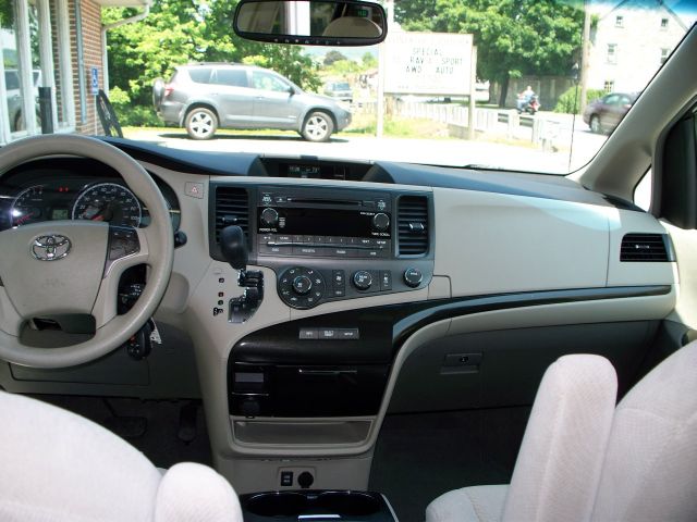 Toyota Sienna 2011 photo 5