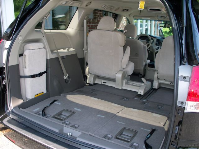 Toyota Sienna 2011 photo 6