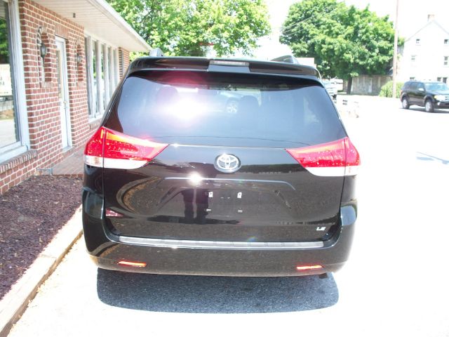 Toyota Sienna 2011 photo 8