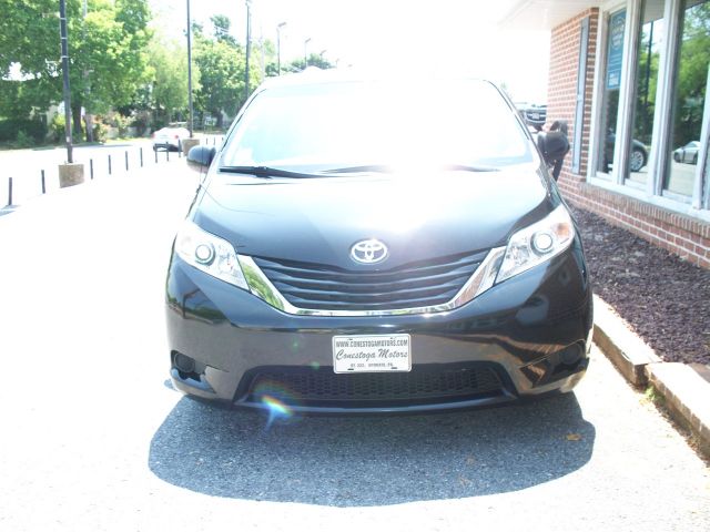 Toyota Sienna 2011 photo 9