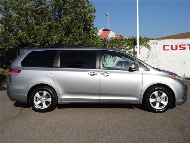 Toyota Sienna 2011 photo 2