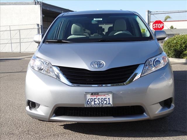 Toyota Sienna 2011 photo 3