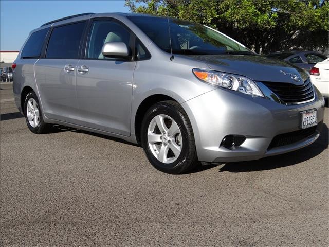 Toyota Sienna 2011 photo 4