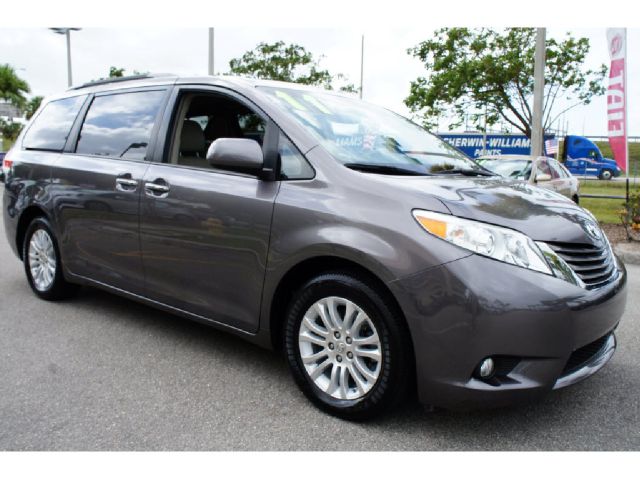 Toyota Sienna 2011 photo 0