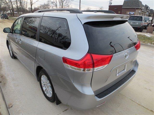 Toyota Sienna 2011 photo 4