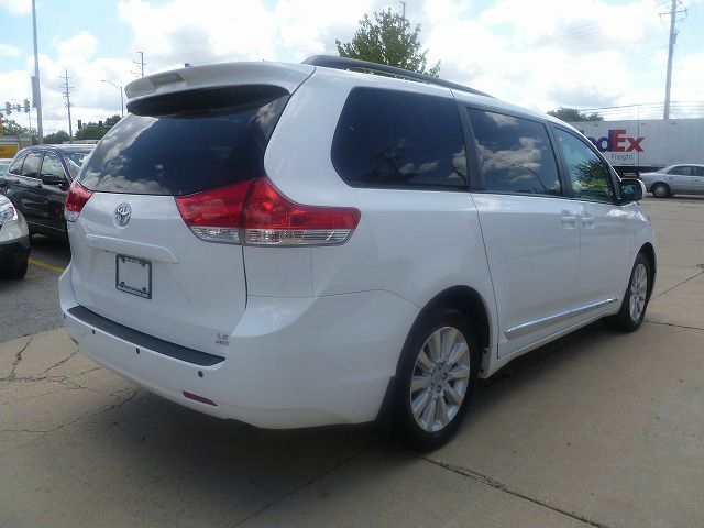 Toyota Sienna 2011 photo 3