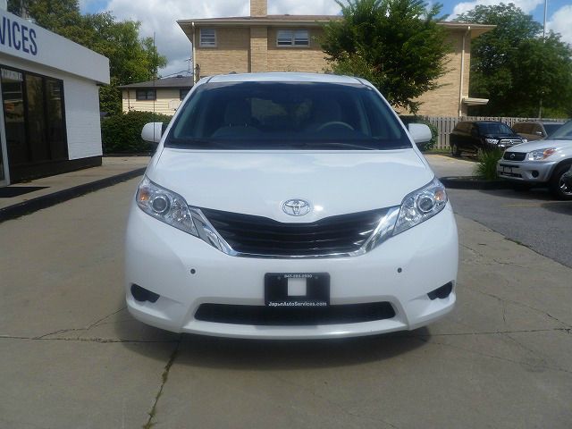 Toyota Sienna 2011 photo 4