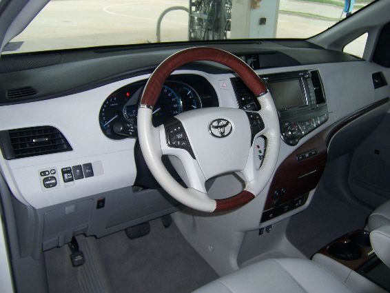 Toyota Sienna 2011 photo 2