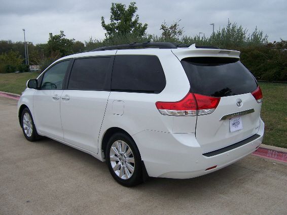 Toyota Sienna 2011 photo 3