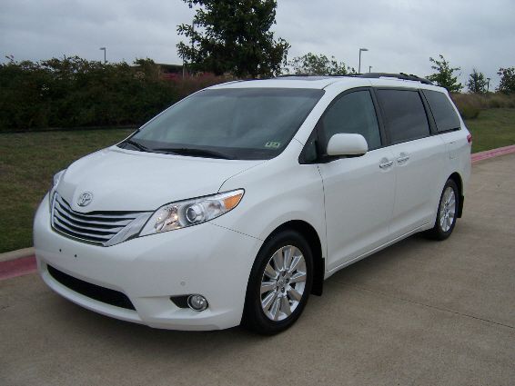 Toyota Sienna 2011 photo 4