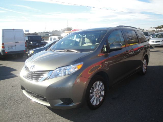 Toyota Sienna 2011 photo 1