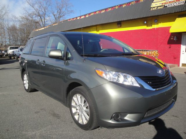 Toyota Sienna 2011 photo 2