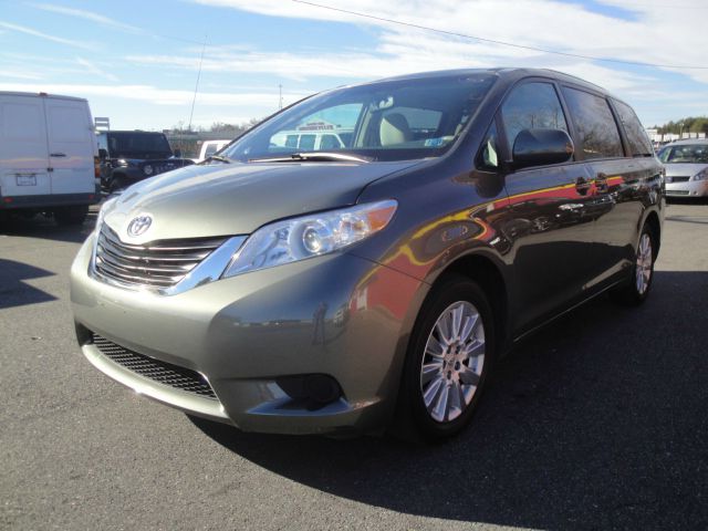 Toyota Sienna 2011 photo 3