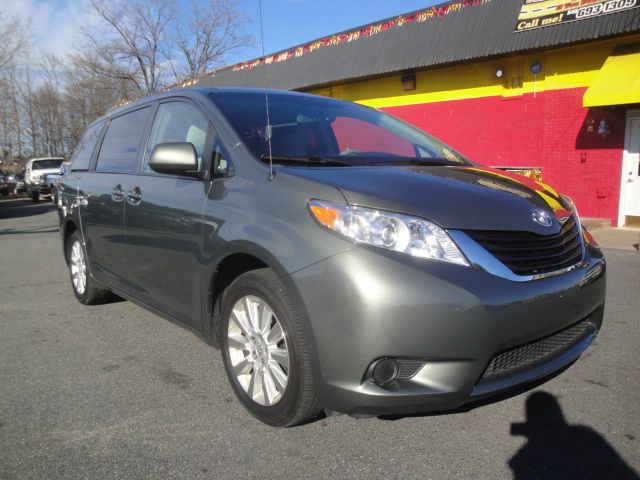 Toyota Sienna 2011 photo 4