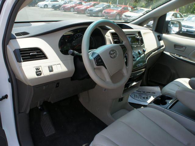 Toyota Sienna 2011 photo 5