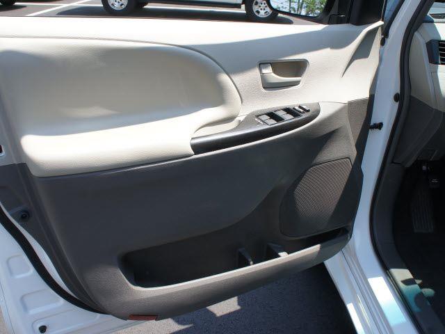 Toyota Sienna 2011 photo 7