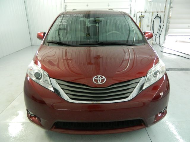 Toyota Sienna 2011 photo 2