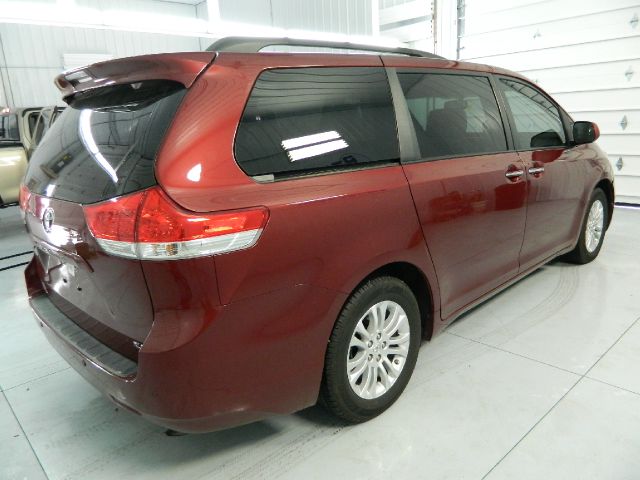 Toyota Sienna 2011 photo 3