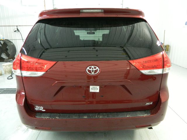 Toyota Sienna 2011 photo 4