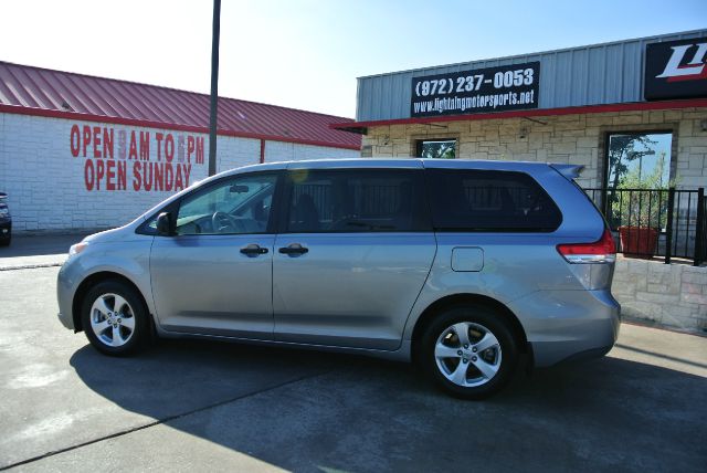 Toyota Sienna 2011 photo 1