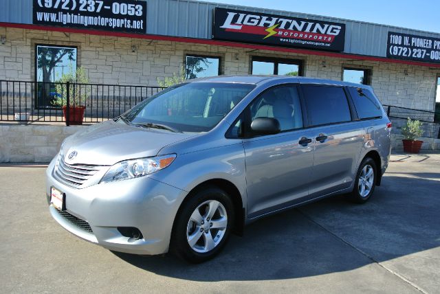 Toyota Sienna 2011 photo 2